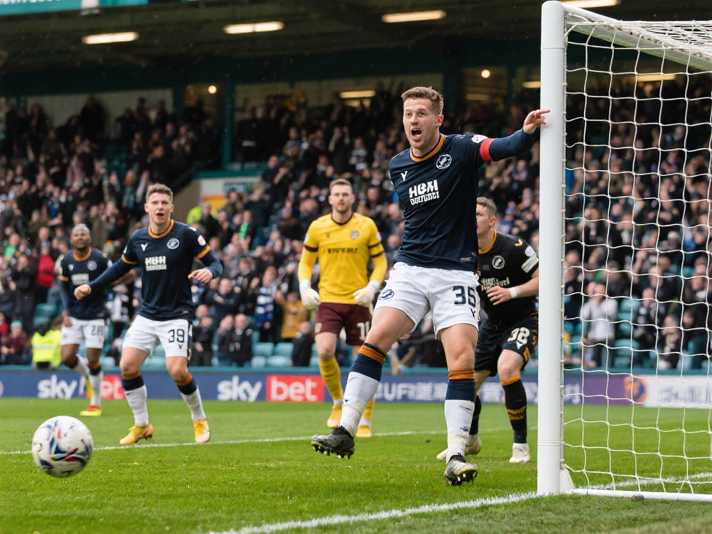 于汉超一剑封喉助申花登顶，足协杯球市井喷迎发展新机遇