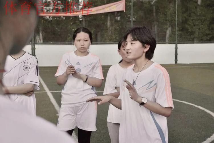 新华社:女队长率领男足出征比赛!这姑娘真的太帅了 新华社:女队长率领男足出征比赛!这姑娘真的太帅了